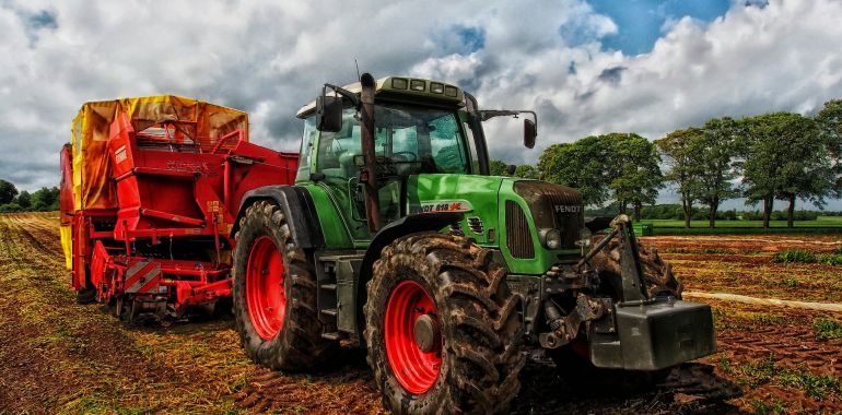 Rukovatelj poljoprivrednim traktorom s priključcima